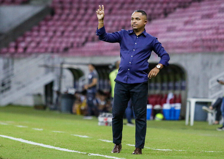 Santa Cruz anuncia demissão de Felipe Alves, treinador da equipe Sub-20