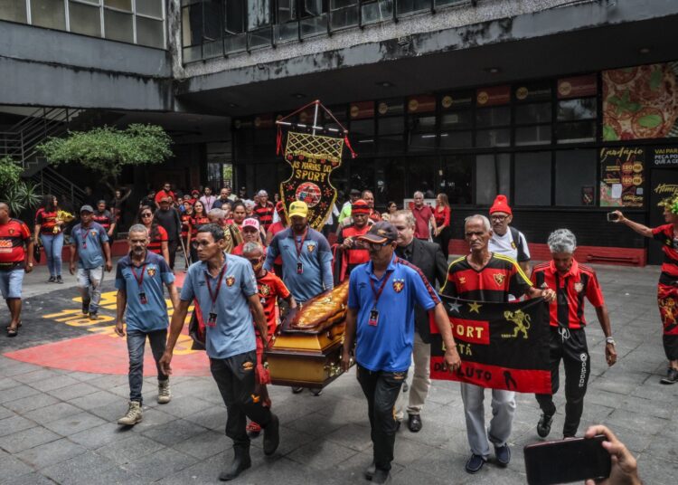 Sport: Segunda-feira de despedida e homenagens à Dona Maria, torcedora símbolo do clube