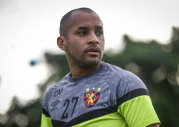 Sport: Edinho comenta disputa por vaga no time e ressalta importância dos jogos em casa na reta final da Série B