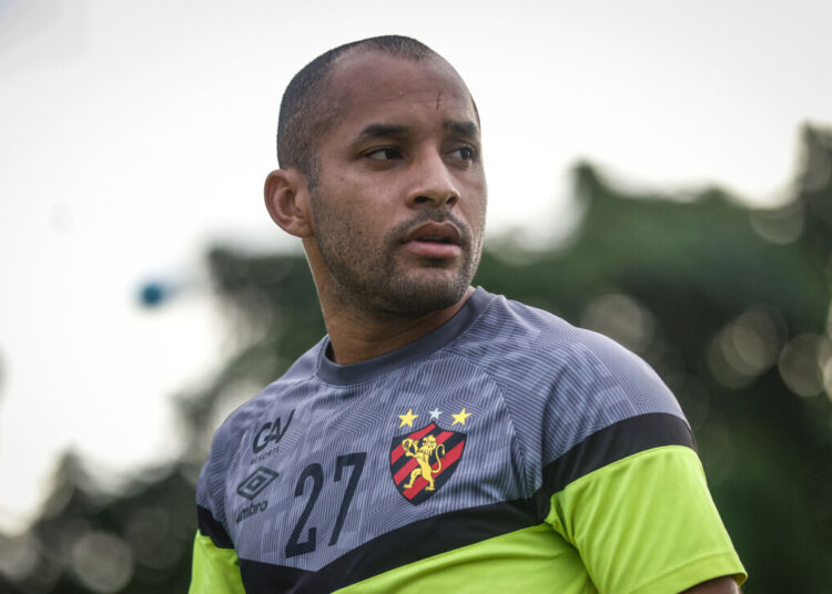 Sport: Edinho comenta disputa por vaga no time e ressalta importância dos jogos em casa na reta final da Série B