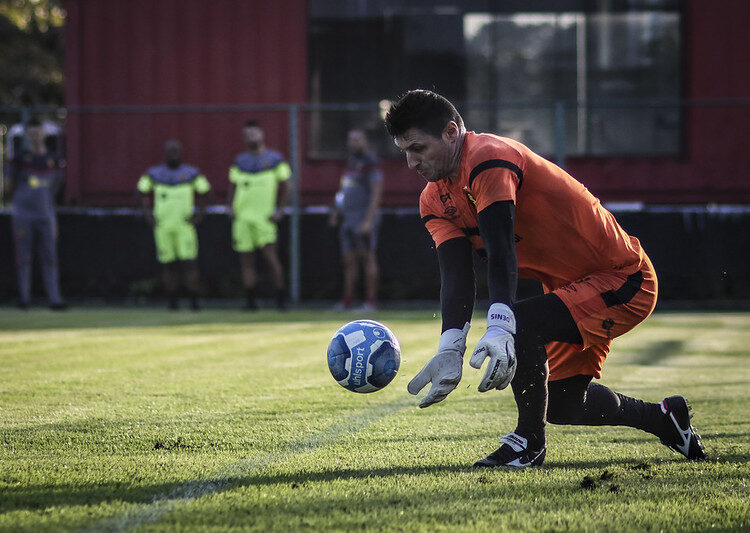 Sport: Dênis ressalta importância de não sofrer gols na reta final da Série B: “Um grande passo para a vitória”