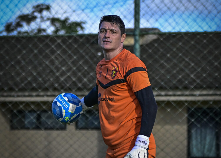 Sport: Dênis passa por cirurgia após nova lesão no joelho