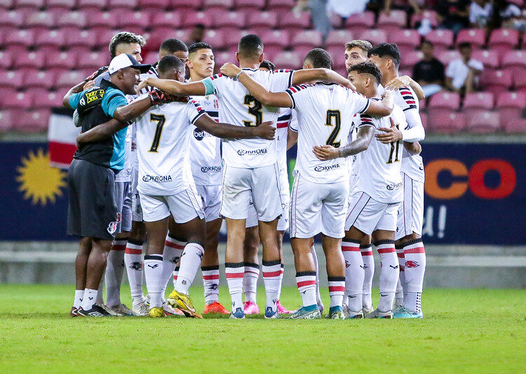 Santa Cruz sobe onze atletas das categorias de base para o profissional