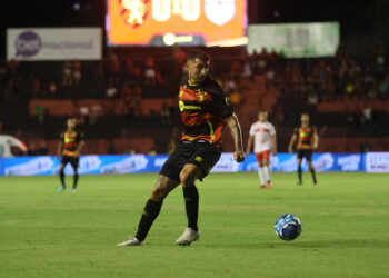 Sport oficializa renovação de contrato do meia Alan Ruiz