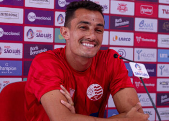 Náutico: Danilo Belão comenta disputa por titularidade e ressalta modo de trabalho do treinador Allan Aal: “Não tem risadinha com ele”