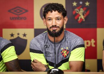 Após boa passagem pelo Santa Cruz, Arthur Caíke quer fazer história com a camisa do Sport