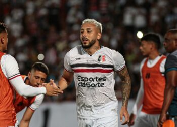 Santa Cruz desperdiça várias chances, mas vence Flamengo de Arcoverde no Arruda