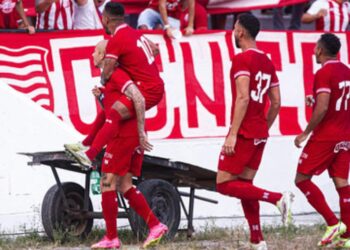 Náutico vence Santa Cruz no Arruda e assume liderança do Pernambucano