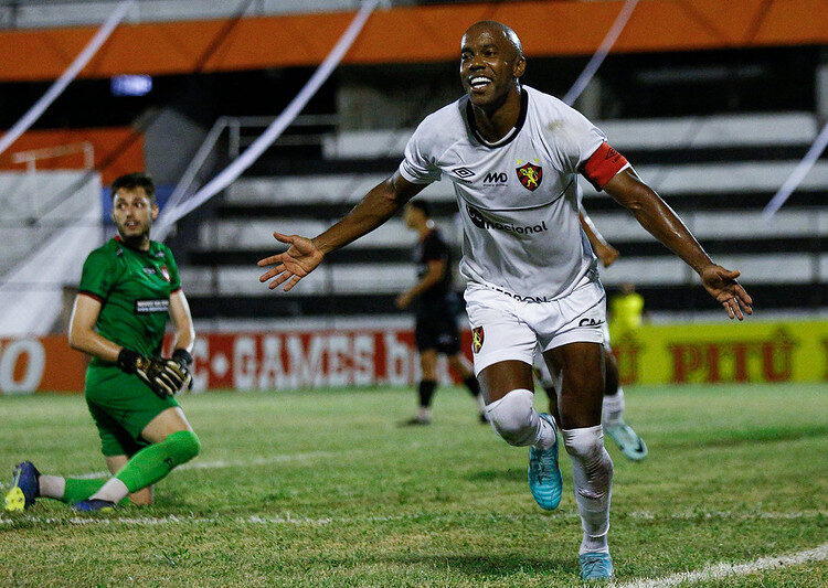Sport bate Flamengo com tranquilidade e retoma liderança