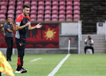 Treinador do Sport fala sobre calendário do futebol brasileiro: “Muito hostil para os atletas”