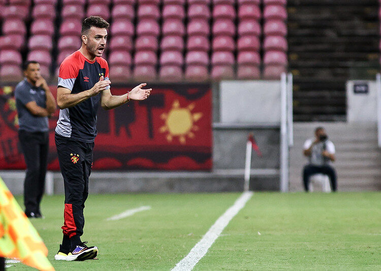 Treinador do Sport fala sobre calendário do futebol brasileiro: “Muito hostil para os atletas”