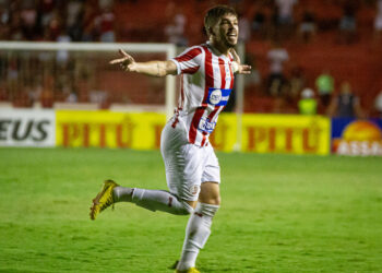 Náutico: Júlio César revela alívio após gol marcado e comenta sobre disputa por titularidade