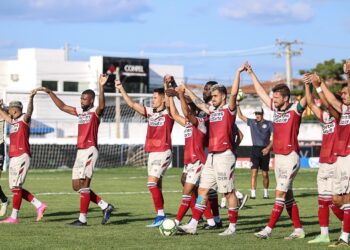Santa Cruz supera erro de arbitragem e vence Petrolina no Sertão