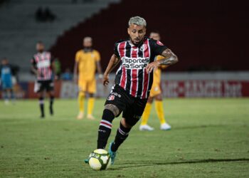 Santa Cruz e Retrô empatam sem gols no Arruda