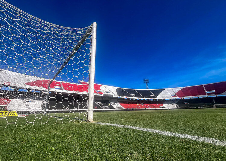 Através de nota, Santa Cruz repudia episódio de violência da polícia contra torcedor na chegada de ônibus do clube