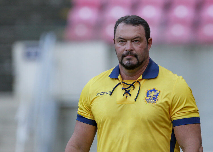 Retrô confirma demissão de Roberto Fernandes após eliminação no Campeonato Pernambucano