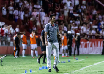 Náutico: Auxiliar lamenta erro em gol sofrido contra o CRB e faz análise de críticas ao atacante Ray Vanegas