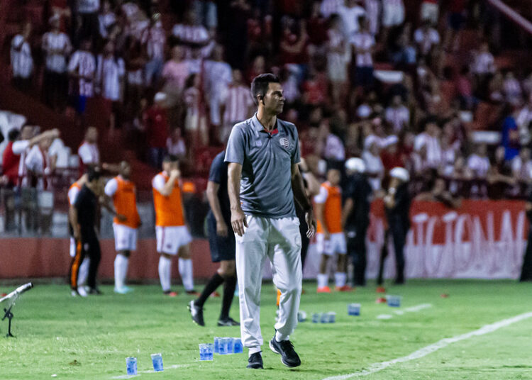 Náutico: Auxiliar lamenta erro em gol sofrido contra o CRB e faz análise de críticas ao atacante Ray Vanegas