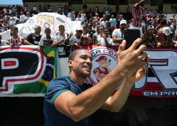 Com apoio da torcida, Santa Cruz realiza último treino antes de clássico decisivo contra o Sport