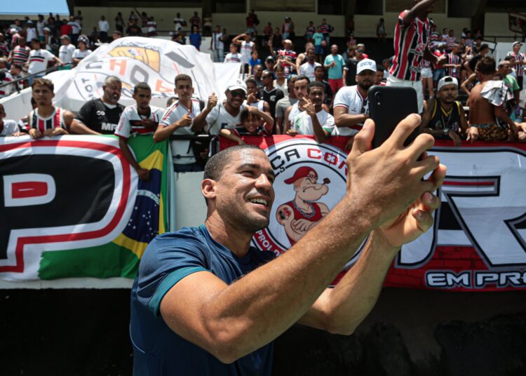 Com apoio da torcida, Santa Cruz realiza último treino antes de clássico decisivo contra o Sport