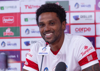 Em apresentação, Bruno Mezenga destaca felicidade em acerto com o Náutico e se vê como “camisa 9 à moda antiga”