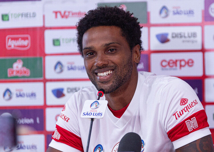 Em apresentação, Bruno Mezenga destaca felicidade em acerto com o Náutico e se vê como “camisa 9 à moda antiga”