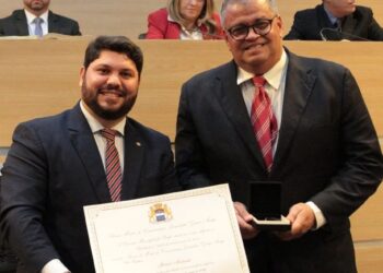 Júnior Medrado recebe Prêmio Mérito de Comunicação Graça Araújo