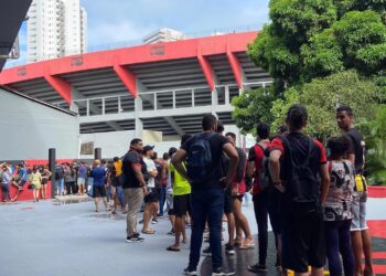 Torcida do Sport marca presença em bazar beneficente para ajudar vítimas das enchentes no Rio Grande do Sul