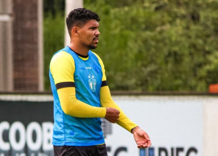 Náutico fica próximo da contratação por empréstimo do zagueiro Iran