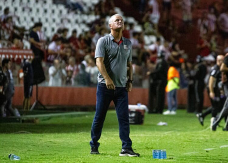 Com demissão de Mazola, Náutico cai em campo atrás de substituto