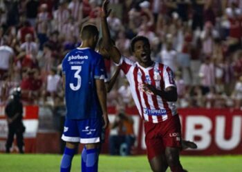 Mezenga marca dois, Náutico vence Confiança e Pivetti elogia o elenco