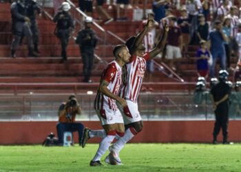 Em grande apresentação, Náutico goleia Figueirense nos Aflitos