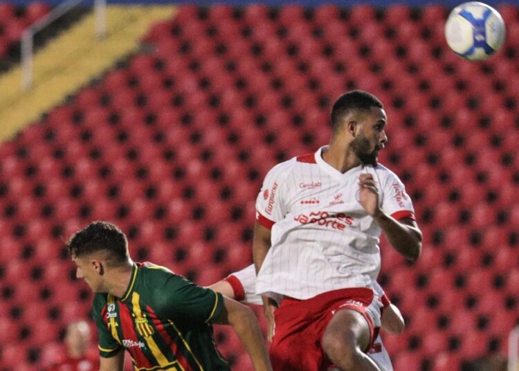 Náutico joga mal, mas segura o empate com o Sampaio Corrêa