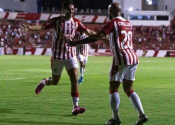 Náutico vence líder, está vivo na luta pelo G8 e Pivetti explica troca de goleiro no intervalo