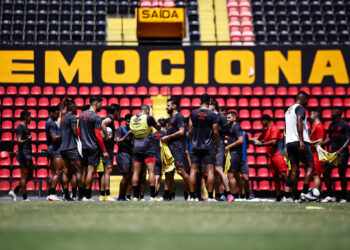 Elenco do Sport realiza primeira atividade na Ilha do Retiro após mudança no gramado