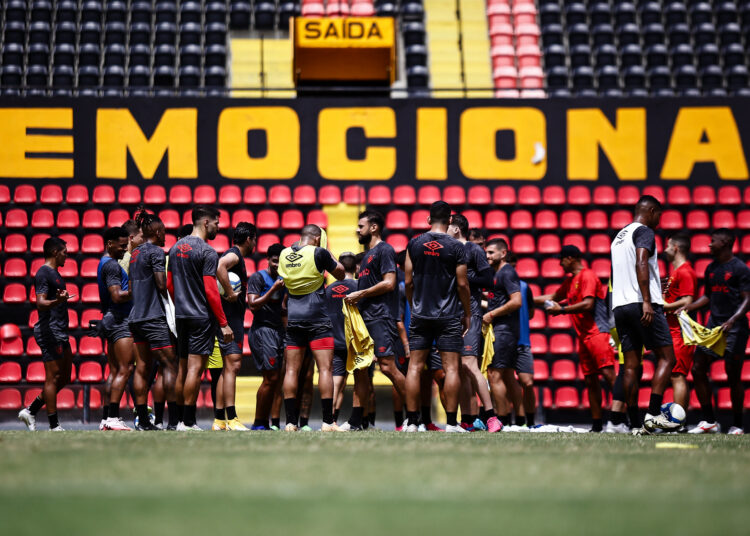 Elenco do Sport realiza primeira atividade na Ilha do Retiro após mudança no gramado