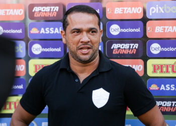 Retrô confirma Dico Wooley como novo treinador para 2025