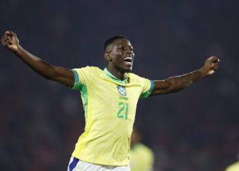 Brasil bate Chile de virada nas Eliminatórias e alivia pressão