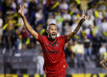 Sport bate o líder Novorizontino e ganha força na briga pelo título