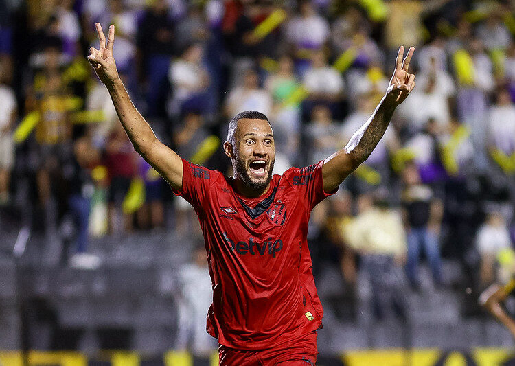 Sport bate o líder Novorizontino e ganha força na briga pelo título