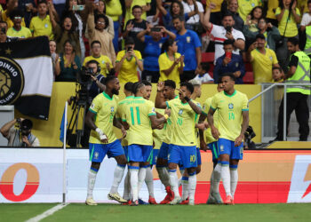 Raphinha marca dois gols e Brasil goleia Peru pelas Eliminatórias