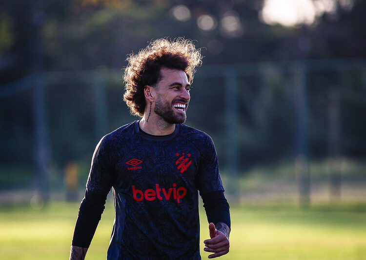 Sport avalia possibilidade de pagar multa para contar com Lucas Lima contra o Santos