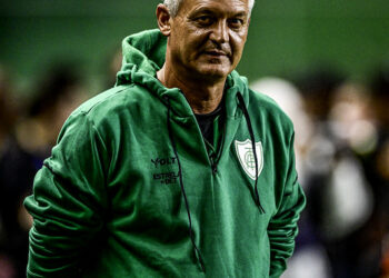 Lisca festeja triunfo do América/MG e provoca torcida do Sport; confira