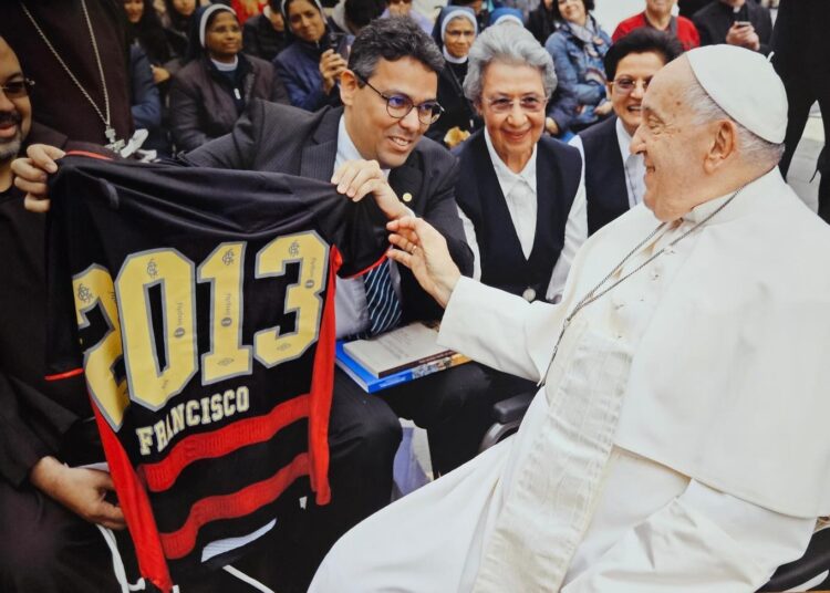 Papa Francisco é presenteado com camisa do Sport no Vaticano