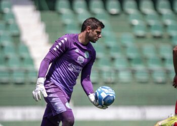 Náutico fica próximo de acerto com o goleiro Douglas Borges, que está no Guarani