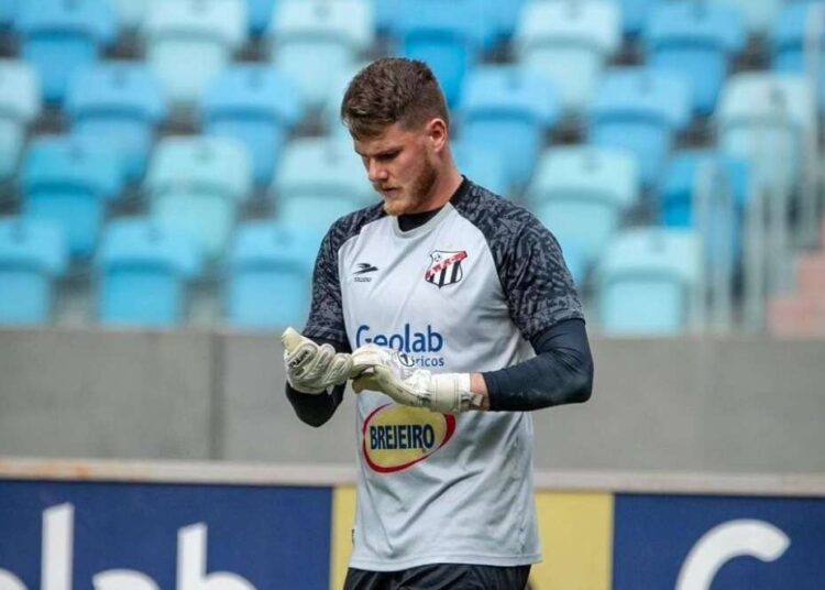 Náutico acerta pré-contrato com goleiro Wellerson; Douglas Borges tem situação incerta
