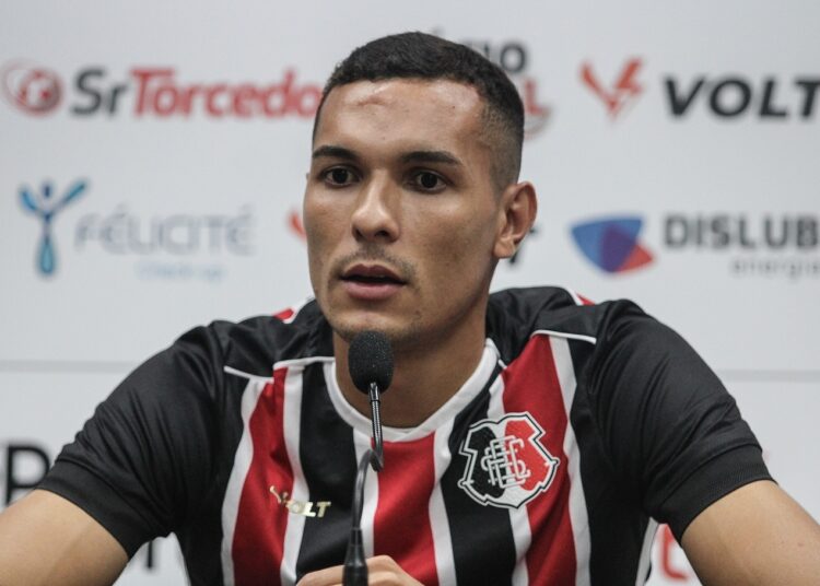 Em apresentação, Matheus Vinícius destaca vontade de conquistar títulos e fazer história no Santa Cruz