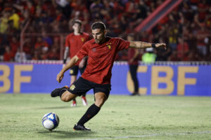 Volante Julian Fernandez não fica no Sport. Foto: Paulo Paiva / Sport Recife.