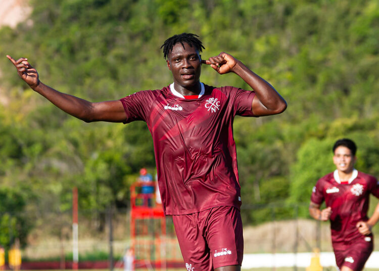 Samuel Otusanya firma contrato com o Náutico após período de observação