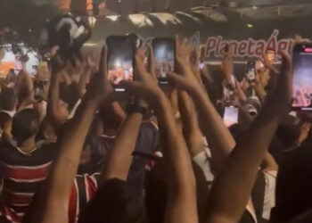 Após assinatura de proposta vinculante por SAF, torcida do Santa Cruz festeja na frente do Arruda